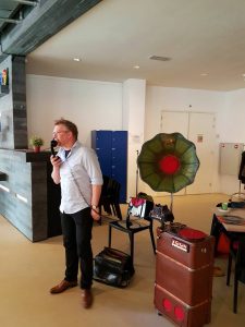 Wethouder Wijsmuller opend de expositie "kijk ons is"