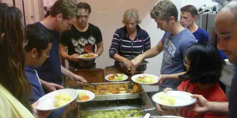 Daklozenkookboek aangeboden aan Pauline Krikke