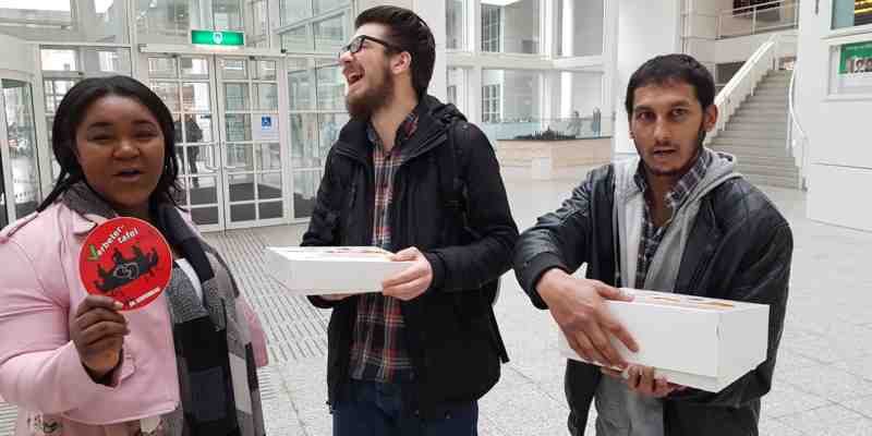 Gemeente den Haag, afdeling jeugdbeleid verrast met taart en Verbetersticker