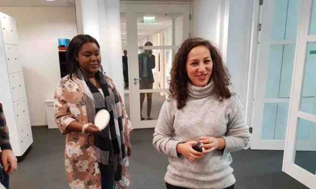 Gemeente den Haag, afdeling jeugdbeleid verrast met taart en Verbetersticker