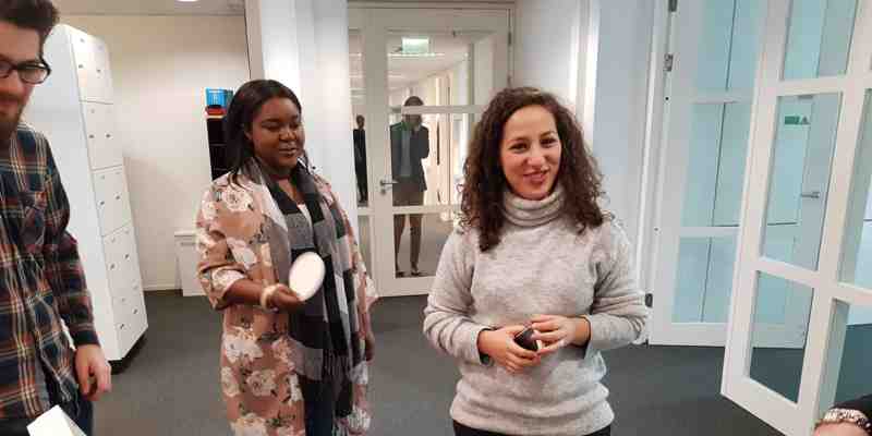 Gemeente den Haag, afdeling jeugdbeleid verrast met taart en Verbetersticker