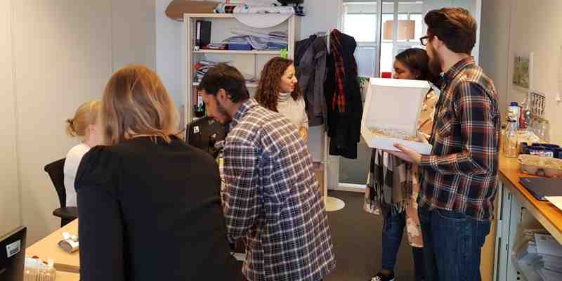 Gemeente den Haag, afdeling jeugdbeleid verrast met taart en Verbetersticker