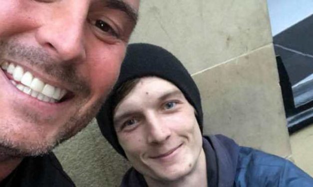 Zakenman biedt dakloze ter plekke een baan aan