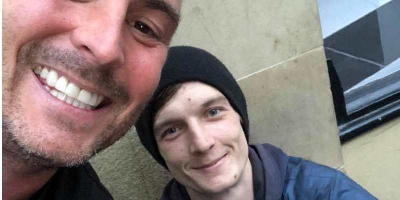 Zakenman biedt dakloze ter plekke een baan aan