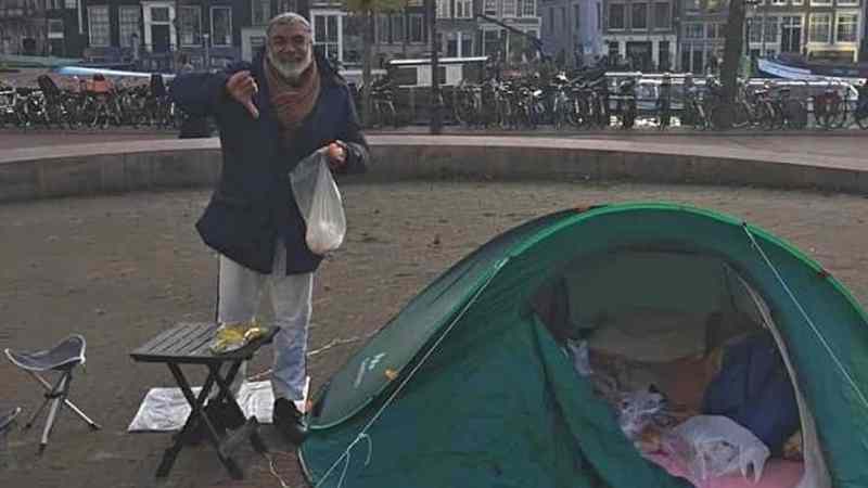Gemeente Amsterdam belooft woning aan man in tent: ‘De tent heeft gewerkt’