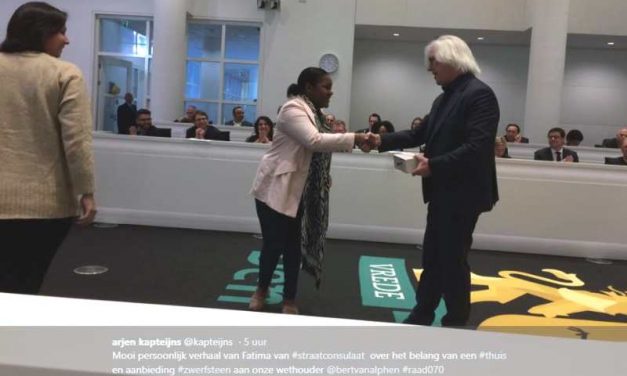 Dakloze jongeren bieden college symbolische zwerfsteen aan