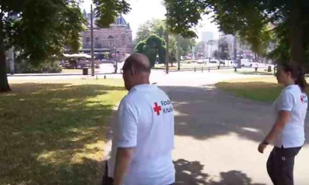 Arnhemse daklozen krijgen water van Rode Kruis