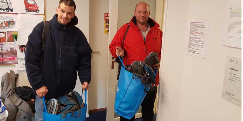 Vijftig gevulde tassen naar Leger des Heils