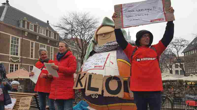 Haagse daklozen gaan straat op voor slaapplek: ‘Wachtlijst is een schande’