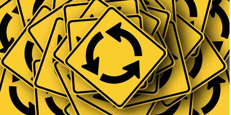 Daklozen draaien rondjes op een rotonde zonder afslagen