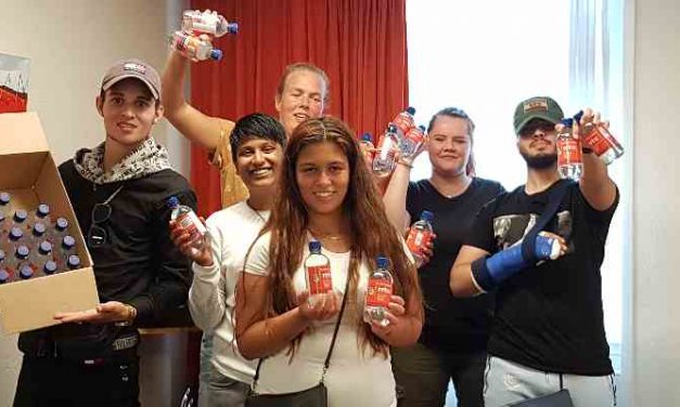 Achterban jongeren delen flesjes water uit aan hun leeftijdsgenoten