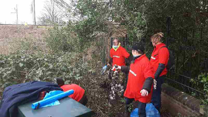 Bewoners StayOkay Hostel in Den Haag ruimen rondslingerend vuilnis in de wijk op