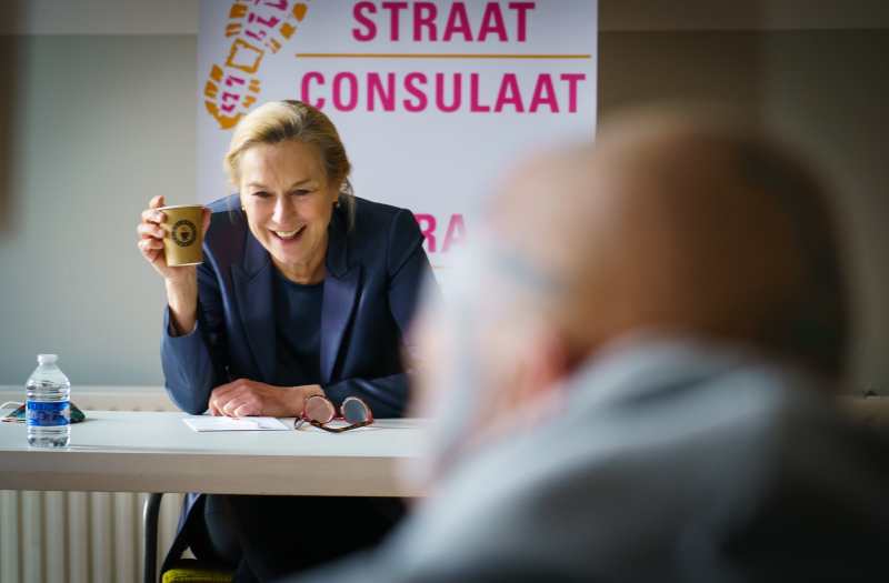 Sigrid Kaag (D66) bezoekt tijdelijke daklozenopvang StayOkay “Als overheid moeten we veel meer doen”