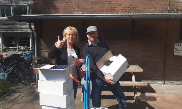 Straat Consulaat deelt water uit aan daklozen