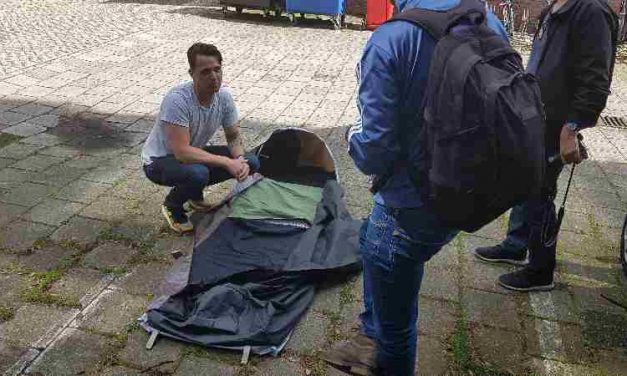 Stichting Sheltersuits overhandigd 50 shelterbags aan het Straat Consulaat voor daklozen in Den Haag
