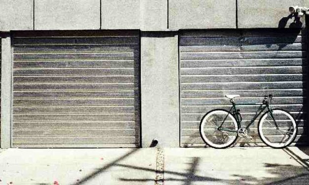 Van kelderbox naar krimpgemeente: Het verhaal van de zoektocht naar een huis voor onze vrijwilligers Raymond en Laura