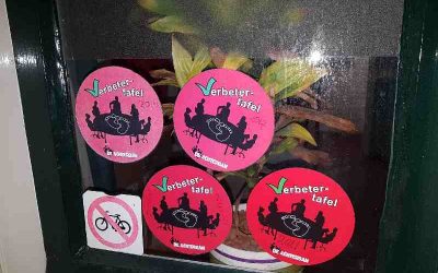 JIT Foyer, Next en Base ontvangen de Verbetersticker