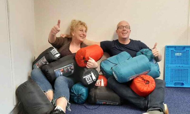 Straat Consulaat doneert slaapzakken aan Stichting de Vriend