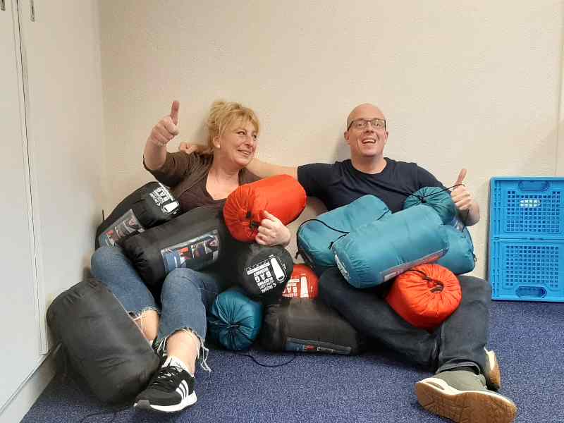 Straat Consulaat doneert slaapzakken aan Stichting de Vriend