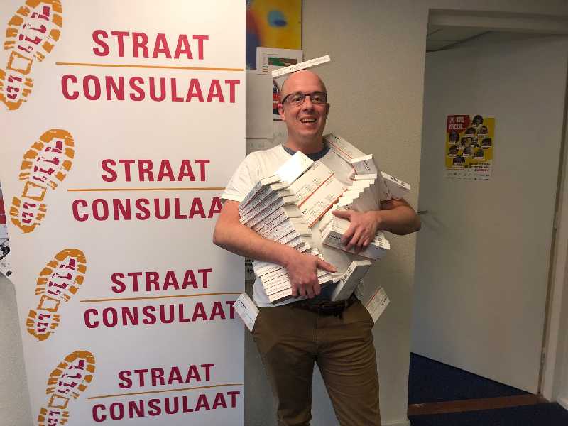 300 corona zelftesten gedoneerd door Leger des Heils aan het Straat Consulaat