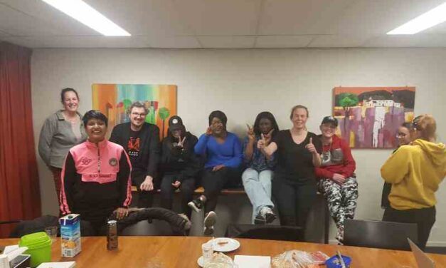 Wethouder Maatschappelijke Opvang Arjen Kapteijns op bezoek bij de reguliere vergadering van de Achterban Jongeren