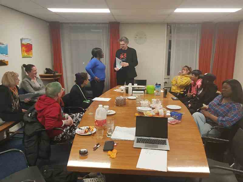 Wethouder Maatschappelijke Opvang Arjen Kapteijns op bezoek bij de reguliere vergadering van de Achterban Jongeren