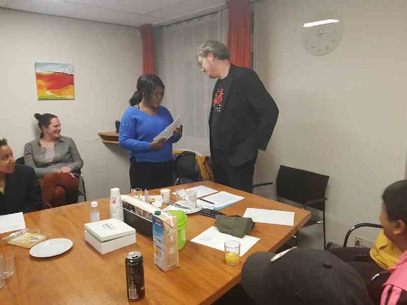 Wethouder Maatschappelijke Opvang Arjen Kapteijns op bezoek bij de reguliere vergadering van de Achterban Jongeren