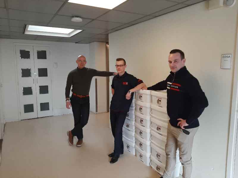 RRT (RapidReliefTeam) doneert foodboxen en hygiënesets aan het Straat Consulaat