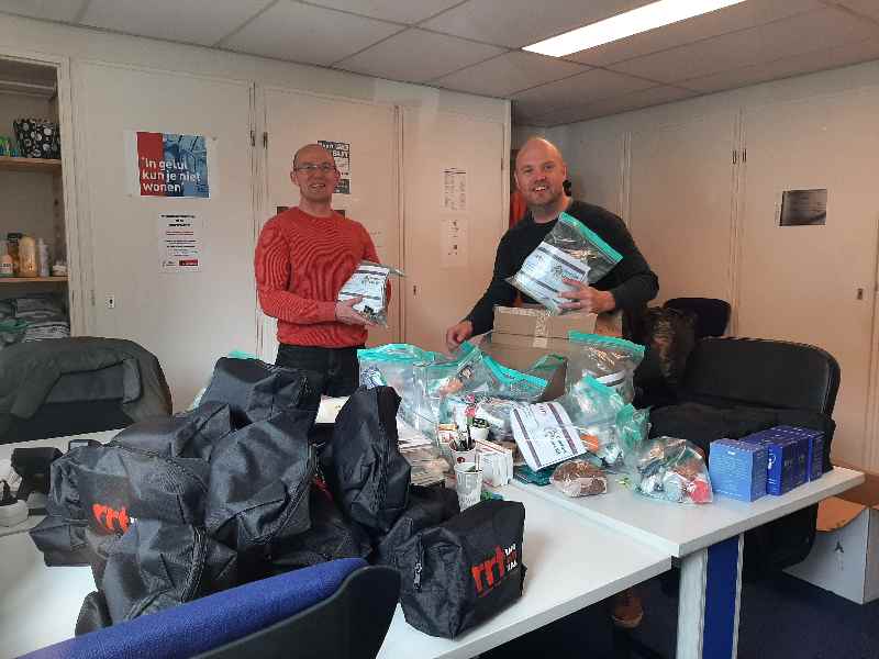 RRT (RapidReliefTeam) doneert foodboxen en hygiënesets aan het Straat Consulaat