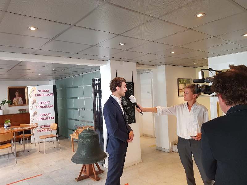 Staatssecretaris van Ooijen op bezoek bij het Straat Consulaat voor NOS interview en info uitwisseling over betekenisvolle participatie