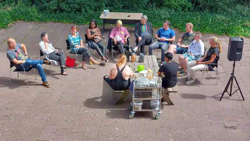 Wethouder Arjen Kapteijns in gesprek met mensen die dakloos zijn of zijn geweest, over beeldvorming