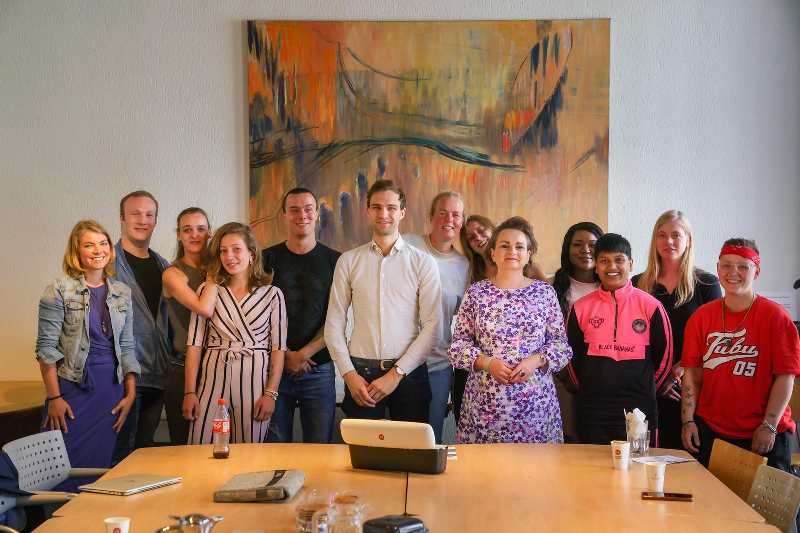 Staatssecretaris van Huffelen en van Ooijen op bezoek bij het jongerenpanel