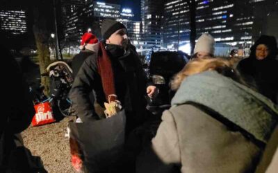 Gehaakte sjaals uitdelen aan dakloze en thuisloze mensen