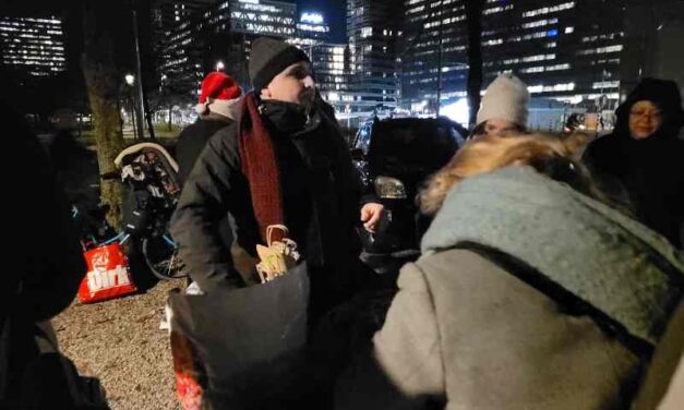 Gehaakte sjaals uitdelen aan dakloze en thuisloze mensen