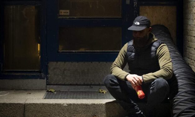 Dakloosheid los je op met woningen én zorg