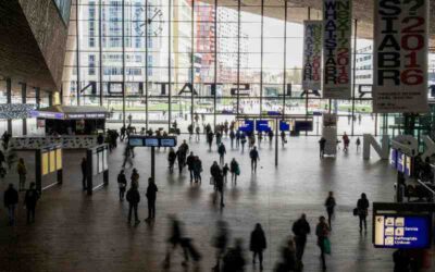 Raadsleden Rotterdam verontwaardigd over weghalen banken hal Rotterdam Centraal vanwege daklozen