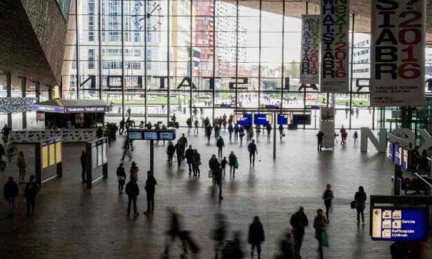 Raadsleden Rotterdam verontwaardigd over weghalen banken hal Rotterdam Centraal vanwege daklozen