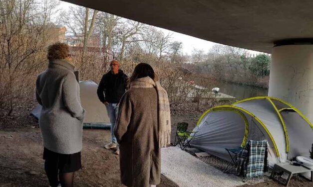 Ondanks vrieskou blijven deze daklozen liever in hun tent dan dat ze naar opvang gaan