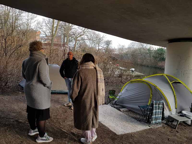 Bij -5°C onder een viaduct slapen: zelfs in deze kou wil niet iedere dakloze naar de noodopvang
