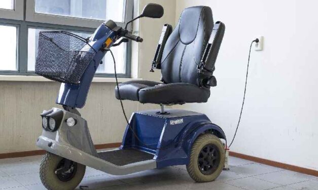 Gehandicapte Robin belandt op straat, dreigt scootmobiel kwijt te raken