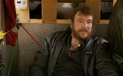 Robert Bast (37) uit Emmen is dakloos en woont in zijn fietscaravan