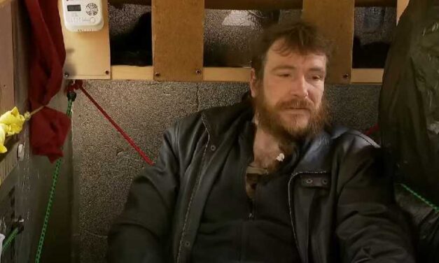 Robert Bast (37) uit Emmen is dakloos en woont in zijn fietscaravan