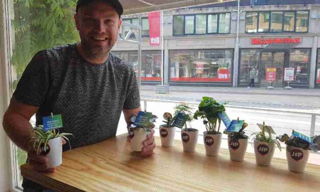 Jongeren informatie Punt brengt plantjes tijdens de lenteweek