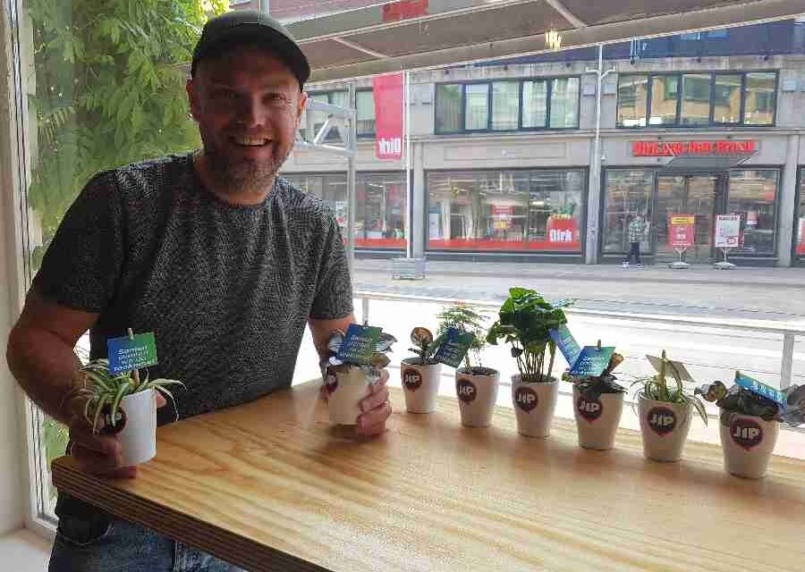 Jongeren informatie Punt brengt plantjes tijdens de lenteweek