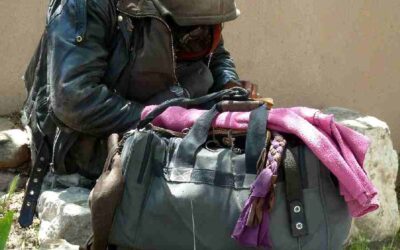 Er komt een dakloos persoon bij de dokter: wie schiet te hulp?