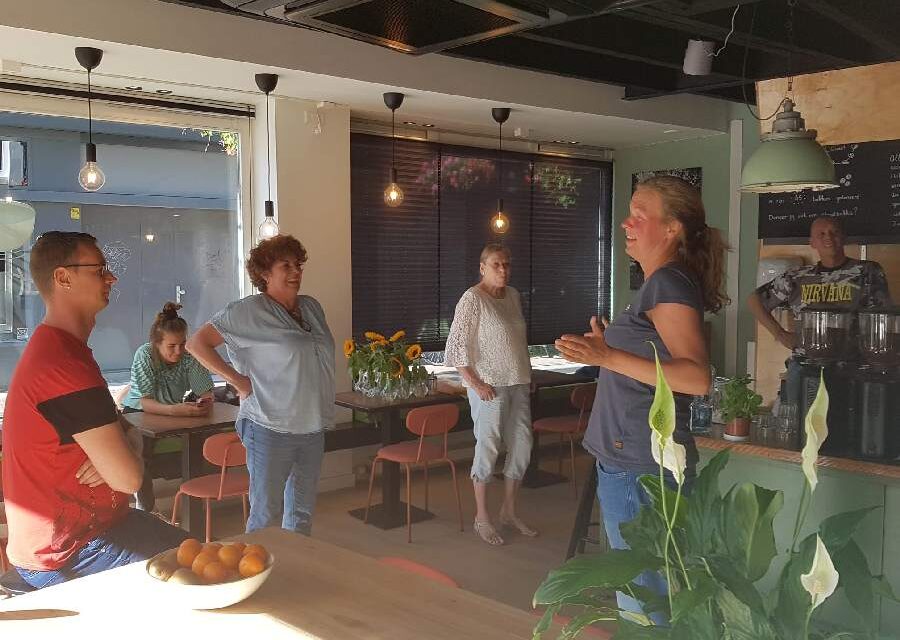 Warm Welkom: Lachend Leren bij het Straatbakkie