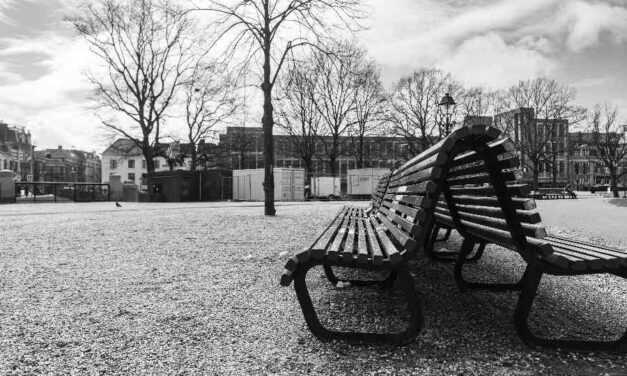 Helemaal geen boetes meer voor daklozen die buiten slapen in Amsterdam: “Middel schiet doel voorbij”