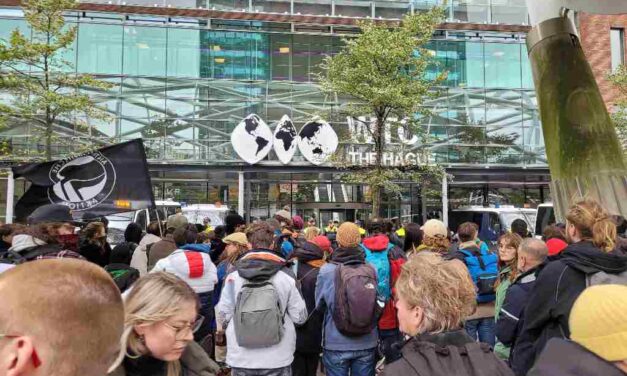 Actievoerder steekt banden van politieauto lek na bezettingsactie in Haags World Trade Center