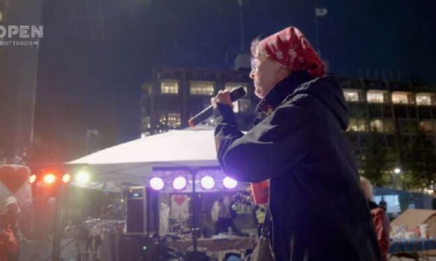 {Video} Slapen voor het stadhuis in solidariteit met daklozen: ‘Iedereen heeft recht op rust’