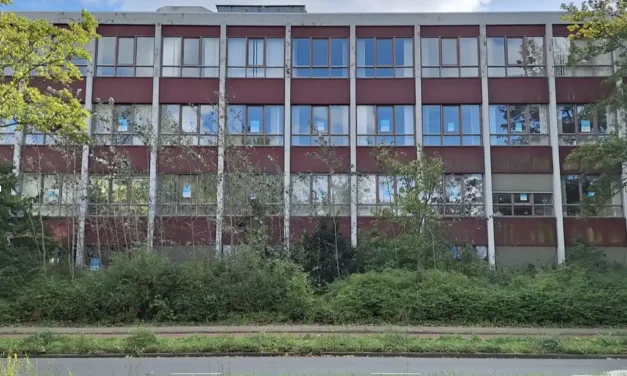 De verloren parel van Houtwijk: Het lege Azivo kantoor op Oude Haagweg